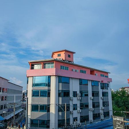 Merry Inn Suites Pattaya Esterno foto